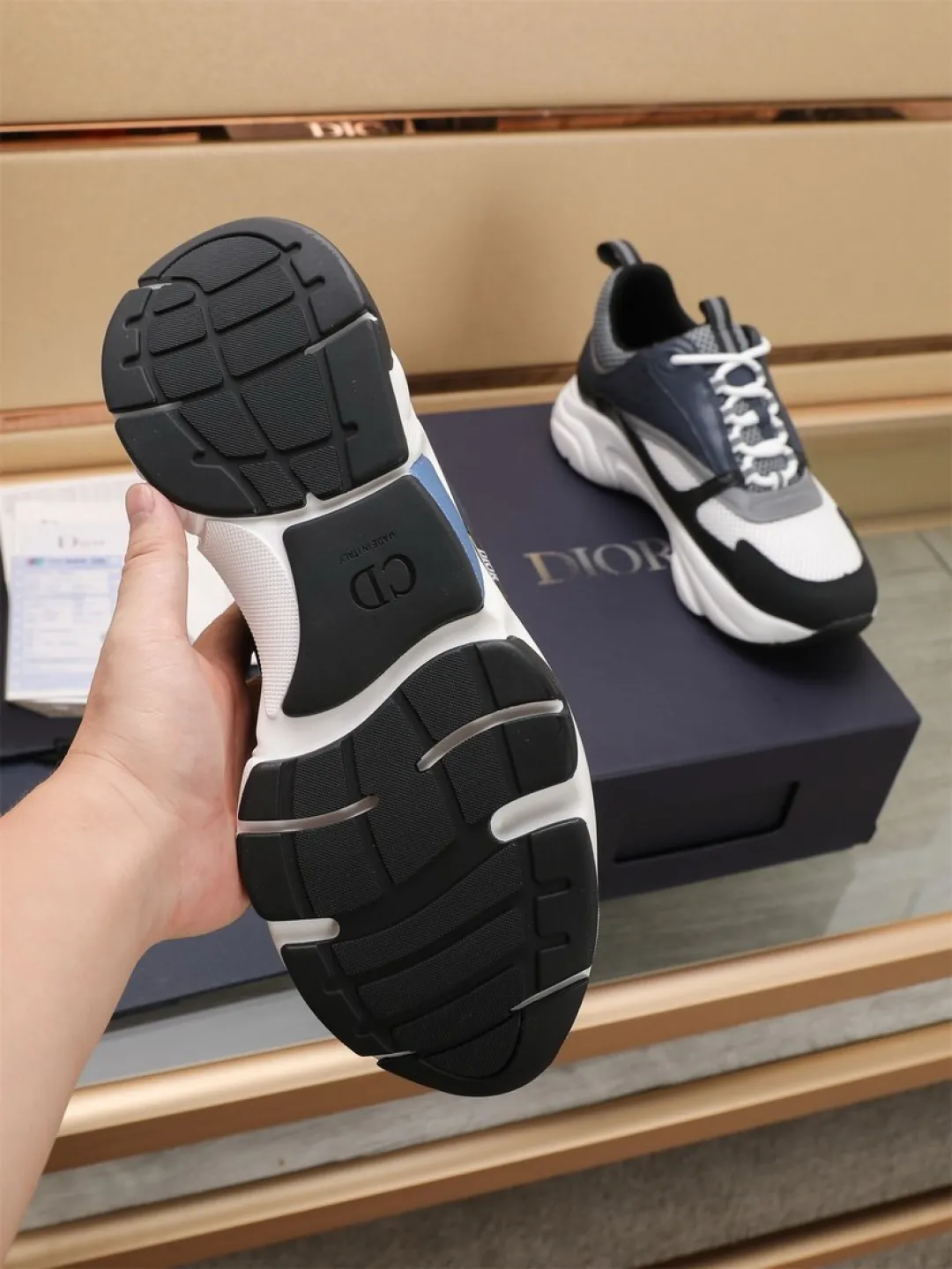 Men's shoes 💰P460💰【Dior】Dior✨ is online at the same time👏 This casual sneaker is a new product in the series and continues Di*r's classic style. The upper is made of original mesh and cow leather, with a two-color textured outsole, and the brand's iconic details on the rear collar and heel to enhance the style. Fashionable and versatile. Wear it with jeans or slacks for a casual look. Size: 38-44 (45 customized)